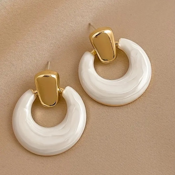 NEW| Timeless Shimmering Hollow Round Silver Posts Hypoallergenic Earrings - Picture 2 of 5